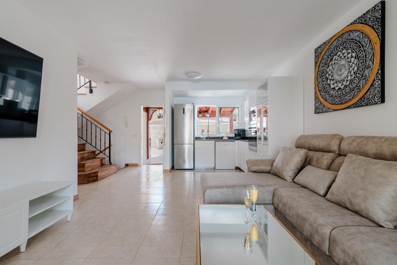 Comfortable 4-Bedroom Villa With Private Gardens Costa Adeje  Exterior foto