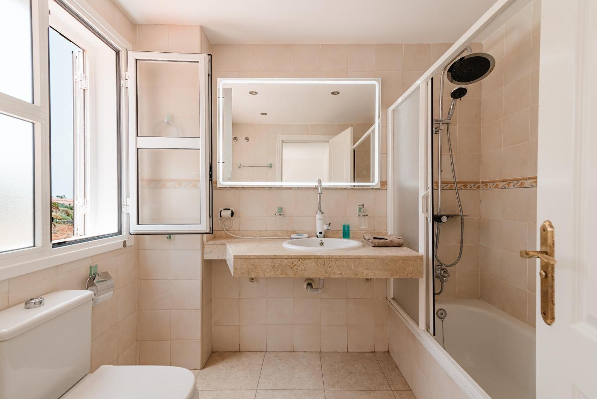 Comfortable 4-Bedroom Villa With Private Gardens Costa Adeje  Exterior foto